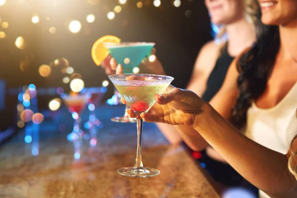 Het Feest Beginnen Met Wat Cocktails Vrouwen Die Cocktails Drinken — Stockfoto