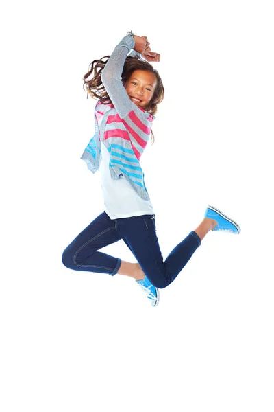 楽しさを持って生まれました スタジオショットの若い女の子ジャンプの喜びのために白い背景 — ストック写真