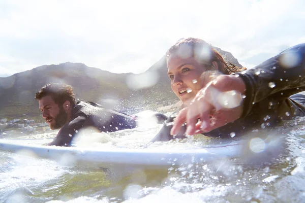 Genießen Sie Eine Epische Surfsession Ein Junges Paar Beim Gemeinsamen — Stockfoto