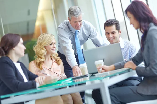 Estão Ter Uma Reunião Produtiva Grupo Empresários Tendo Uma Reunião — Fotografia de Stock