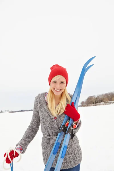 彼女はスキーの冒険をする準備ができている スキー用具を持っている若い女性の肖像画 — ストック写真