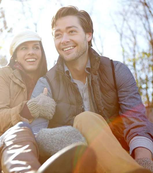 Gemeinsam Entspannen Ein Glückliches Junges Paar Sitzt Draußen Wald Zusammen — Stockfoto