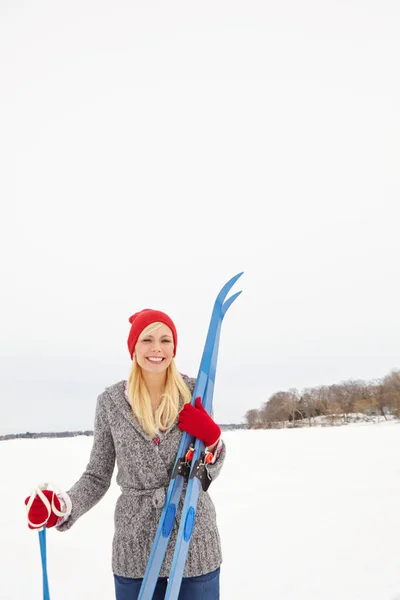 Идеальный День Лыжного Приключения Три Четверти Длины Снимок Красивой Молодой — стоковое фото