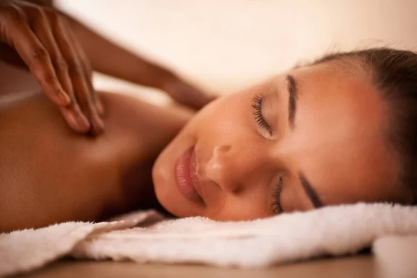 Rien Relaxant Que Cela Une Jeune Femme Profitant Massage Relaxant — Photo