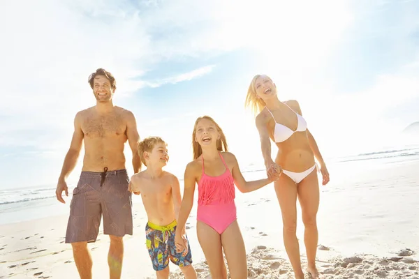 勝利のための家族 幸せな若い家族がビーチで晴れた日を楽しんでいて — ストック写真