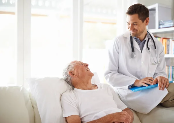 Estás Haciendo Muy Bien Guapo Médico Varón Con Paciente Anciano — Foto de Stock