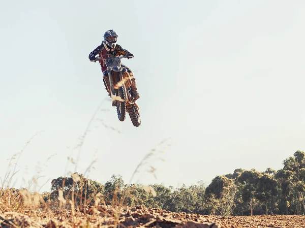Rozrywam Powietrzu Motocross Rider Nadjeżdża Podczas Skoku Podczas Wyścigu — Zdjęcie stockowe