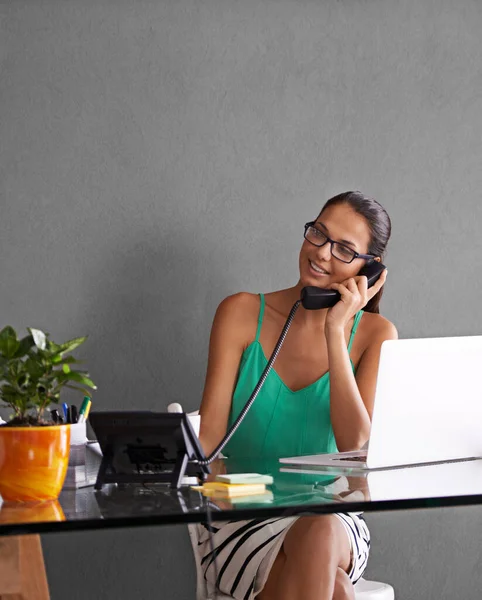 집에서 그녀의 사업을 가집에서 일하고 전화로 이야기하는 — 스톡 사진