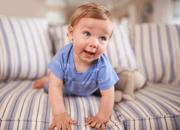 最可爱的笑容坐在沙发上的可爱的小婴儿 — 图库照片