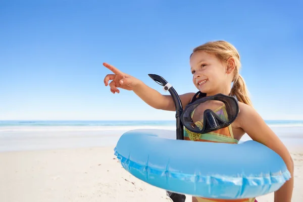 Ready Summer What You Cute Little Girl Standing Beach Her — Stock Photo, Image