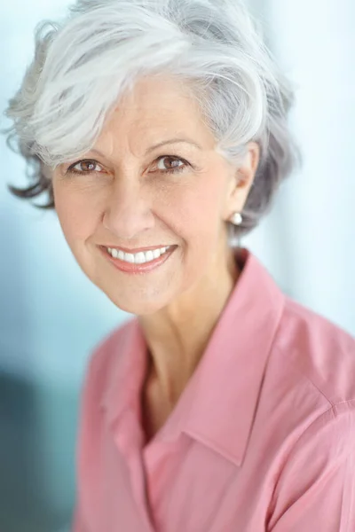 Porträtt Lycklig Seniorkaukasisk Kvinna Med Grått Hår Som Njuter Fritid — Stockfoto