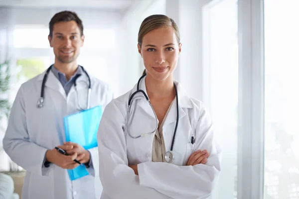 Feliz Equipo Salud Retrato Dos Médicos Jóvenes Pie Pasillo Del —  Fotos de Stock