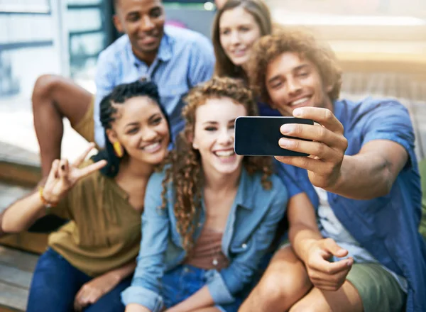 Bons Tempos Selfie Grupo Estudantes Tirar Uma Selfie Campus — Fotografia de Stock