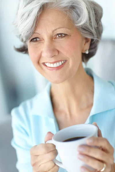 Збереження Тепла Щаслива Старша Жінка Насолоджується Чашкою Кави Вдома — стокове фото