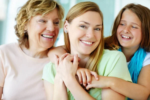 Drie Generaties Glimlachen Een Mooie Volwassen Vrouw Wordt Geknuffeld Door — Stockfoto
