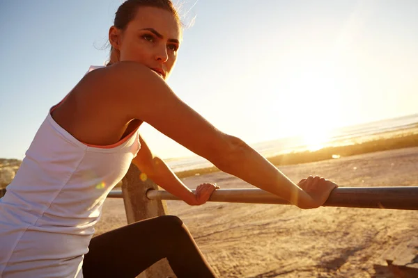 Hoe Ver Voor Fitness Een Mooie Vrouw Neemt Een Pauze — Stockfoto