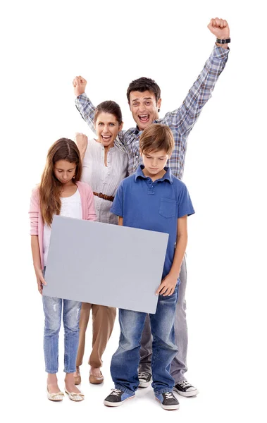 Aprovação Sincera Estúdio Uma Família Feliz Com Cartaz Branco Para — Fotografia de Stock