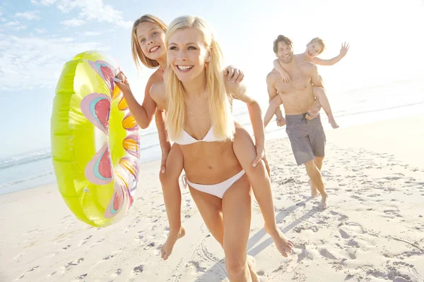 Perfect Summer Vacation Happy Young Family Having Fun Beach — Stock Photo, Image
