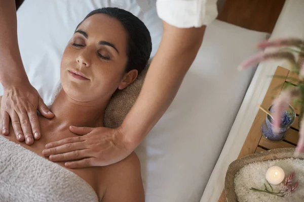 Nie Lepszego Sposobu Stres Atrakcyjna Kobieta Korzystająca Relaksującego Masażu — Zdjęcie stockowe