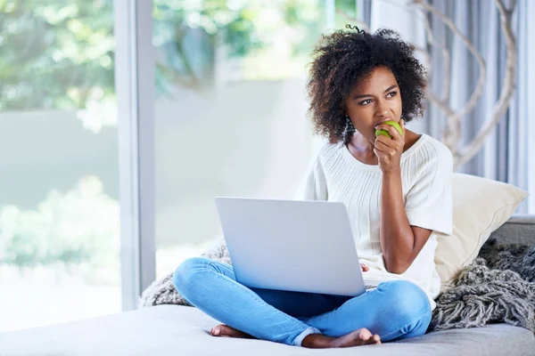 Munching Some Healthy Snacks While Web Browsing Young Woman Eating — Stock Photo, Image