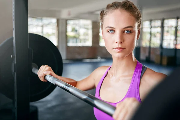 Ben Onmetelijk Machtig Een Jonge Vrouw Traint Met Gewichten Sportschool — Stockfoto