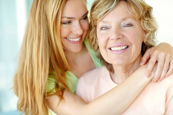 Mostrándole Madre Que Ama Una Hermosa Mujer Abrazando Madre Cariñosamente —  Fotos de Stock
