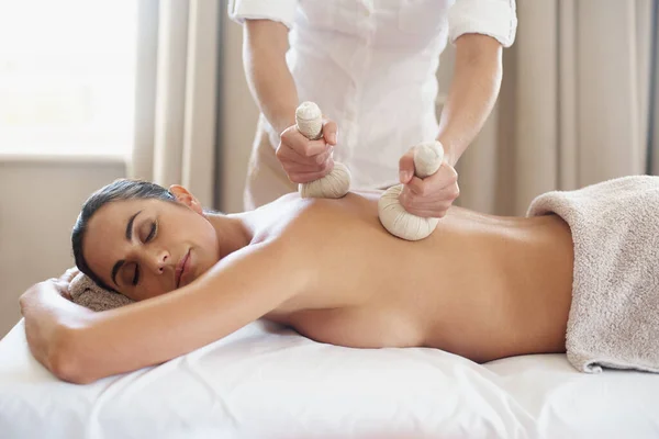 Heat Way Healing Attractive Enjoying Massage Hot Compresses — Stock Photo, Image
