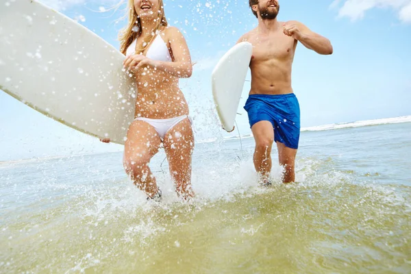 Pure Surfvreugde Een Gelukkig Jong Stel Dat Met Hun Surfplanken — Stockfoto