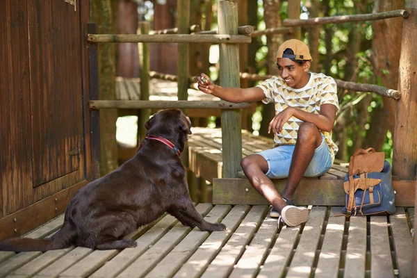 Arkadaşlık Isteği Yolluyorum Dışarıda Köpeğiyle Oturan Genç Bir Çocuk — Stok fotoğraf