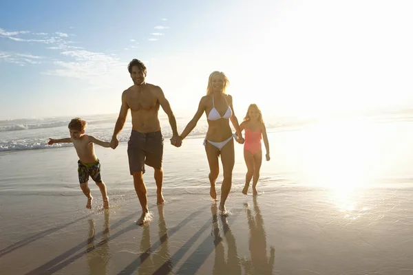 Возвращаюсь Домой После Прекрасного Дня Молодая Семья Прогуливается Пляжу Закате — стоковое фото