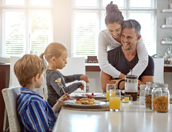 Одна Счастливая Семья Семья Завтракающая Вместе — стоковое фото