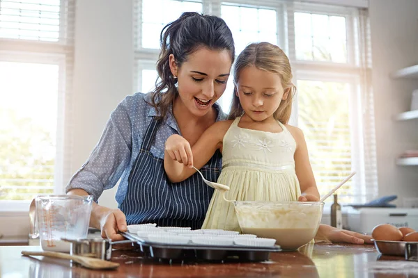 Laatste Een Moeder Haar Dochter Aan Het Bakken Keuken — Stockfoto