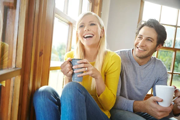 いつもコーヒーの時間だ 家の窓のそばで一緒に温かいお酒を楽しんでいる幸せなカップルが — ストック写真