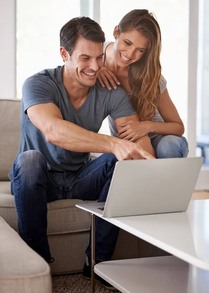 Enjoying Chilled Out Day Together Affectionate Young Couple Sitting Laptop — Stock Photo, Image
