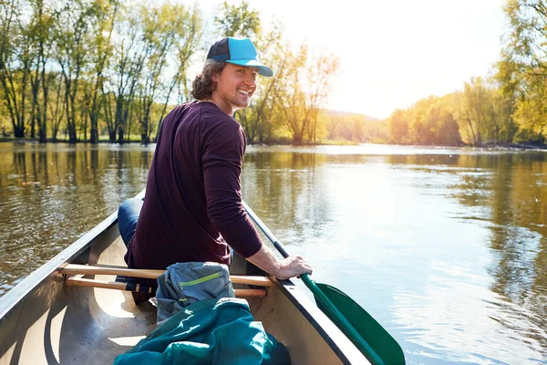 それは良い一日になるだろう カヤックに行くわ 湖でカヌーに乗る若い男の肖像画 — ストック写真