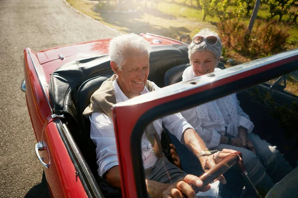 愛は幸せな退職のための重要な成分です 道路の旅に出る老夫婦は — ストック写真