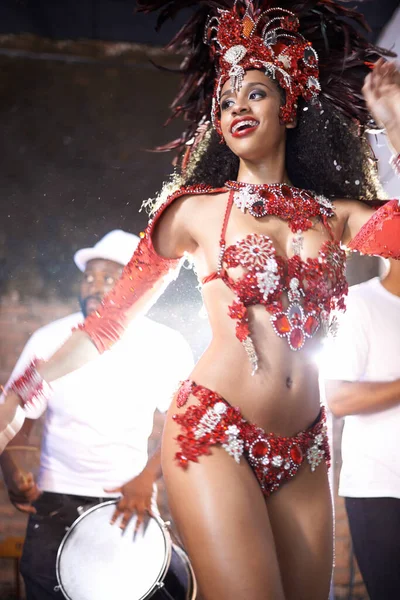 Levendig Levendig Een Mooie Samba Danseres Optreden Een Carnaval Met — Stockfoto
