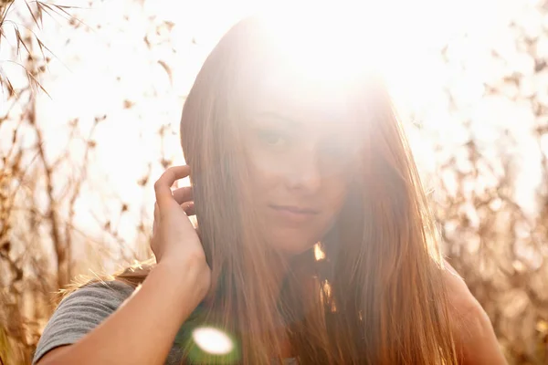 Belleza Bajo Sol Retrato Una Atractiva Adolescente Campo Con Sol —  Fotos de Stock