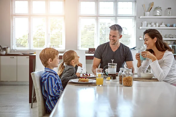 Desayuno Comida Más Importante Del Día Una Familia Desayunando Juntos — Foto de Stock