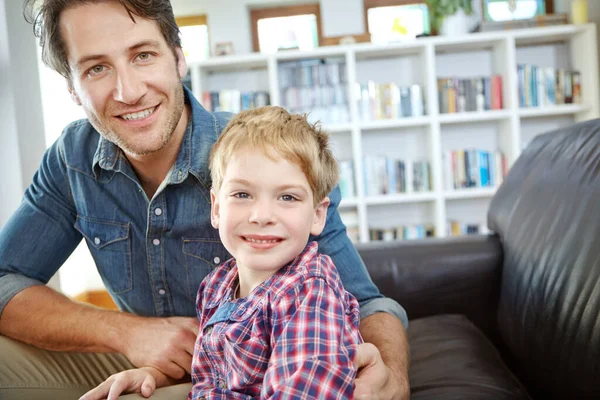 Kwaliteitstijd Thuis Een Jonge Vader Zoon Die Samen Tijd Thuis — Stockfoto