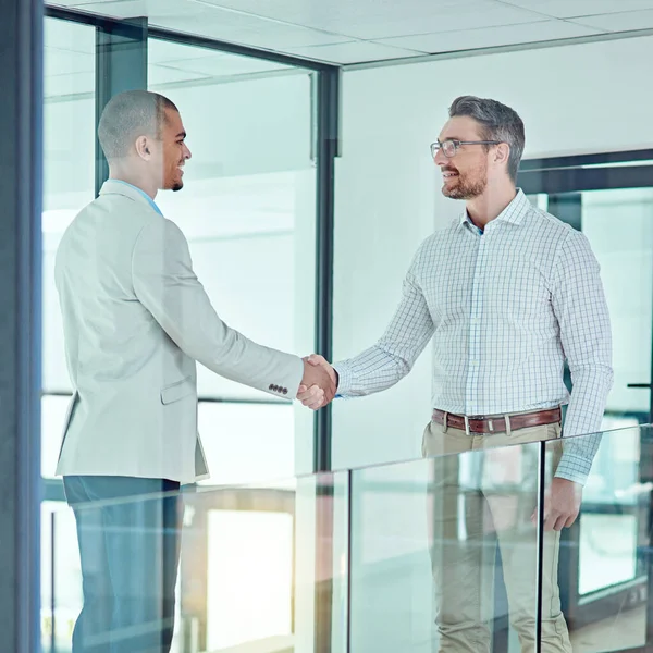 Welcome Team Two Businessmen Shaking Hands Office — Stock Photo, Image