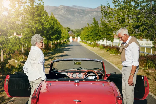 Har Tillräckligt Att Göra Pensionen Ett Seniorpar Bilresa — Stockfoto