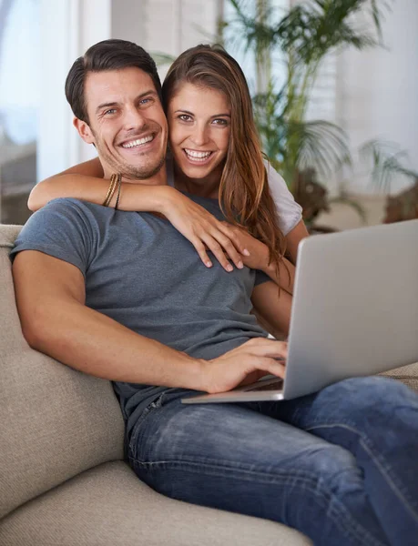 一緒に自由な時間を過ごす 愛情のこもった若いカップルの肖像画自宅でラップトップと座っている — ストック写真