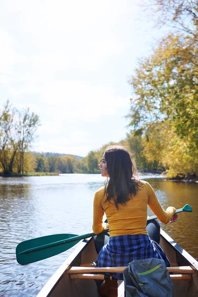 到野外和水里去 一个在湖上划船的年轻女子 — 图库照片