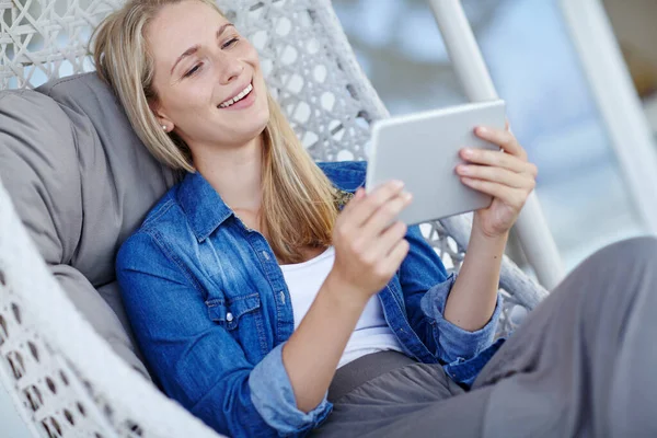 Skrattar Med Vänner Nätet Ung Kvinna Som Använder Digital Tablett — Stockfoto