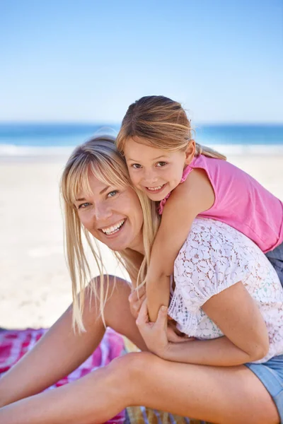 ママと楽しい時間を 愛する母親と娘の肖像画が一緒にビーチに座っている — ストック写真