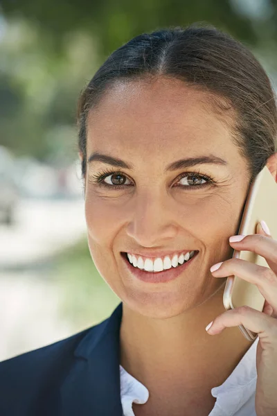 Kunt Bereiken Mijn Mobiel Een Jonge Zakenvrouw Praten Haar Telefoon — Stockfoto