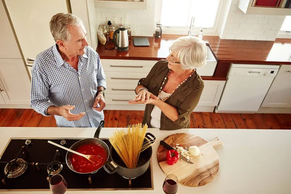 Ligação Sobre Fogão Casal Cozinhar Uma Refeição Juntos Casa — Fotografia de Stock