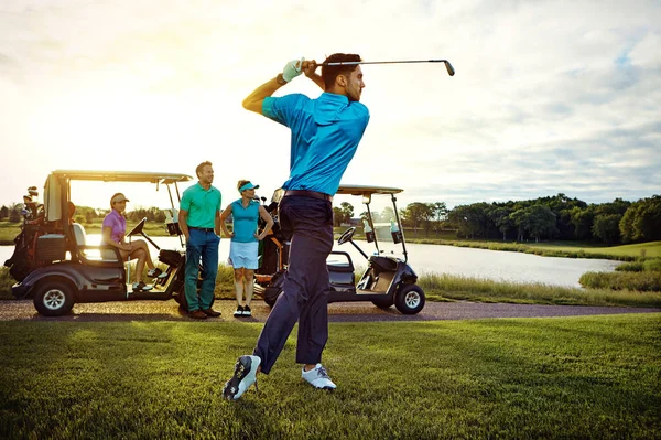 Charge Balançoire Homme Jouant Une Partie Golf Avec Ses Amis — Photo
