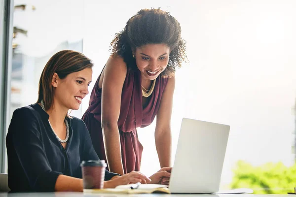 现代技术使工作流最大化 两个女商人一起在办公室的笔记本电脑上工作 — 图库照片